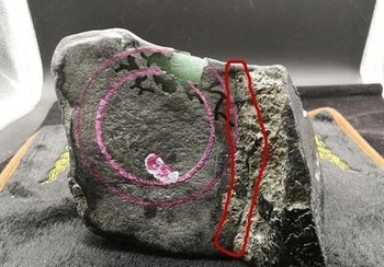 如何看翡翠原石的皮壳  什么翡翠原石容易出冰种