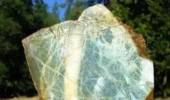 如何从翡翠赌石的皮壳看种的好坏  怎样鉴定翡翠?