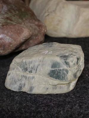 如何看翡翠原石的皮壳  怎样判断翡翠原石的好坏