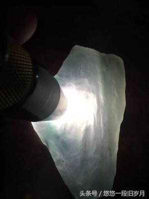 大家来说说翡翠原石怎么开采的  如何通过打灯来分析翡翠原石的种
