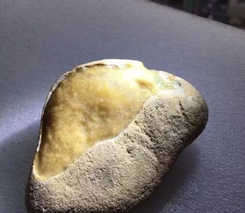 这块翡翠原石为何如此受人们的喜爱呢?