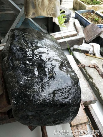 香港客花35万买的200公斤翡翠原石,切开却是这样?