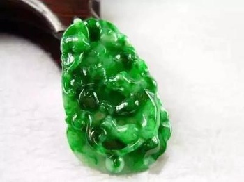同样被称为祖母绿的宝石和翡翠有什么区别  翡翠就是祖母绿宝石吗?