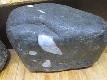 这块翡翠原石一百多买的,做了个小摆件,这石头算不算开垮了,这个小摆件价值如何.  翡翠老石头和新石头的差别