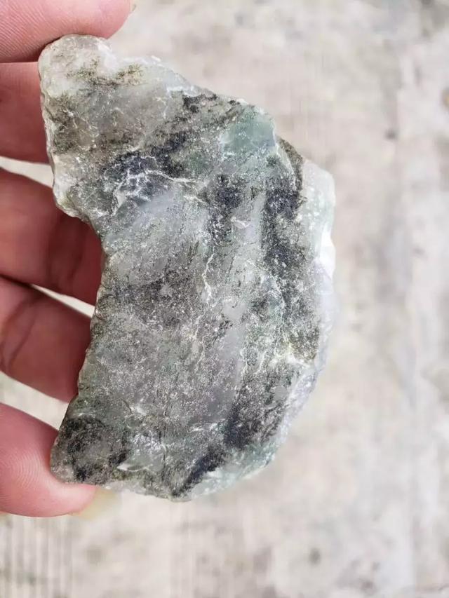 90克的莫西沙翡翠原石,看似感觉平淡无奇,却给我们天大的惊喜
