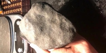 切石日记：4000元从市场买到的黑乌沙原石,几刀下去,结果怎样?