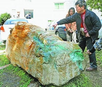 1.5吨翡翠原石被当作废土倒掉,眼尖男子发现一夜暴富!