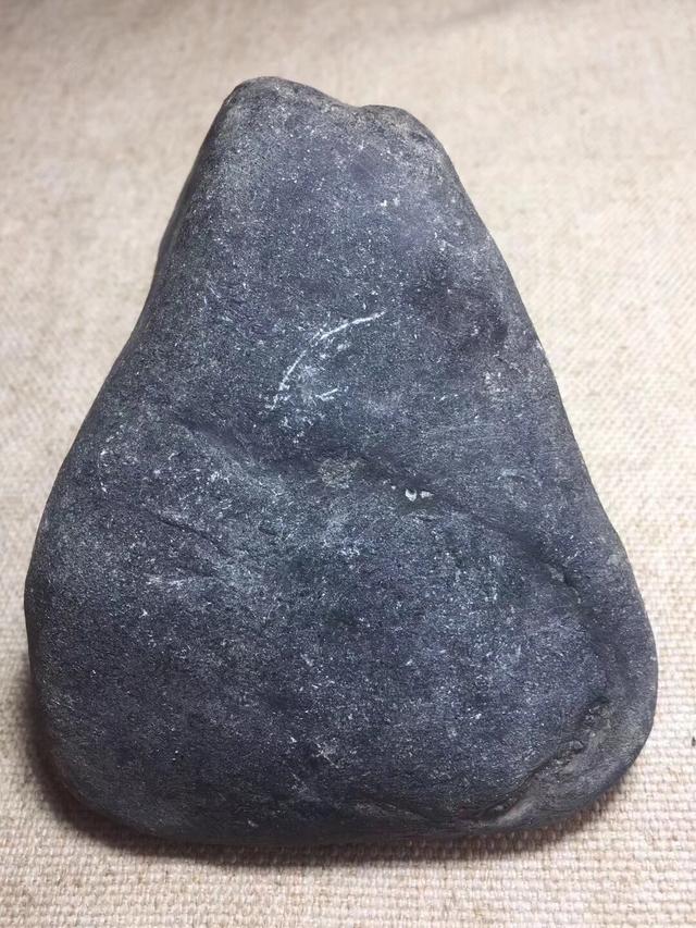 天霸翡翠：一块裂的不要的黑石头,经过精修后,美不剩收
