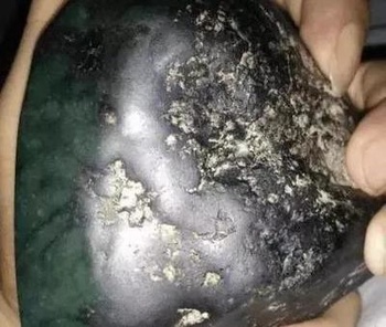如何看翡翠原石的皮壳 为什么翡翠籽料总是有层皮壳