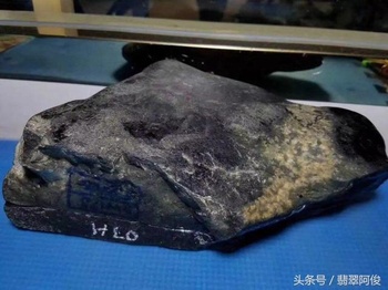 5.82公斤的莫湾基翡翠原石,挑裂取镯,成品竟如此美!