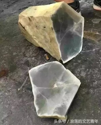 18万翡翠原石切出过千万高冰翡翠,一片片透明的"吐司"非常完美