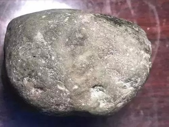 小万元入手的一块翡翠原石,结果切开全是裂,却取出极品玻璃种!