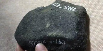 玉石交流：价值1000的莫西沙黑原石,一刀下去,结果怎样?
