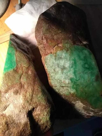 价值3万的翡翠原石,满绿整个表现,却一刀切出个帝王"裂"!