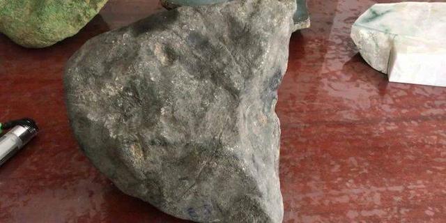玉石交流：帮网友品鉴18公斤大石头,分享看翡翠原石的要点技巧!