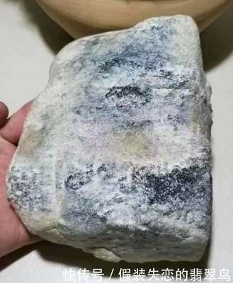 翡翠原石的皮壳现象是什么?有朋友去买过翡翠原石吗? 翡翠3 原石的皮壳现象 是指什么现象?老师都没说过这个.
