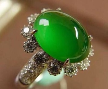 祖母绿宝石是什么 祖母绿和翡翠一样的东西吗 翡翠的绿是什么颜色?