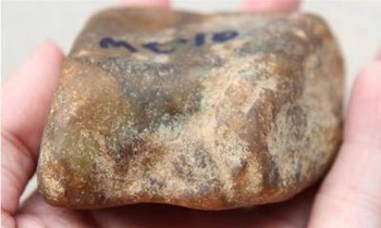 翡翠色根与裂绺 翡翠原石的皮壳现象是什么?有朋友去买过翡翠原石吗?