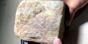 在缅甸买了块翡翠原石,难点较多难以下刀,硬着头皮切了一刀后?