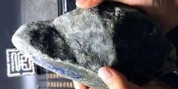 翡翠交流：皮壳质感不错的翡翠原石,但形状奇特,切开后会怎样?