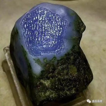 南齐极品界面的紫罗蓝翡翠原石