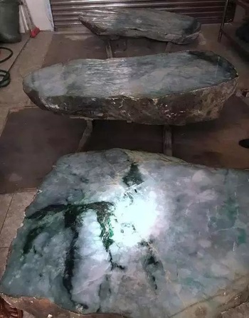 2018年最倒霉的赌石：2.6吨重的缅甸翡翠原石,仅切出一条手镯!