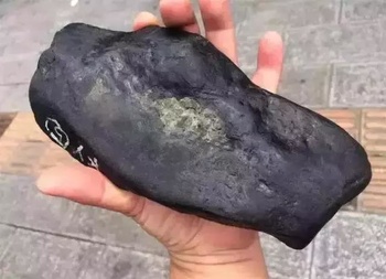 2.19公斤黑黢黢的翡翠原石,切出带底色高冰手镯,保你一见倾心