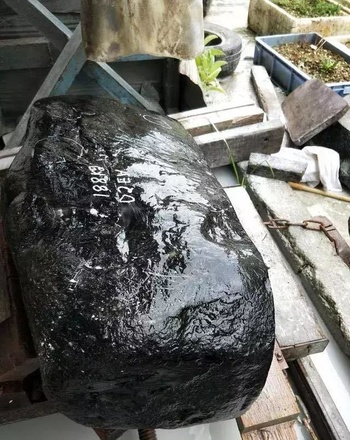 香港商人350万盘下188公斤的莫湾基翡翠原石,一刀下去结果