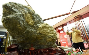 1500公斤重翡翠原石 引市民观看 专家估价最少值1000万 你会买吗