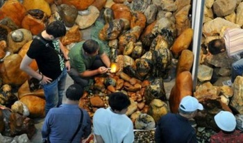史上最混乱的翡翠原石批发市场,缅甸翡翠原石批发现场图片展示