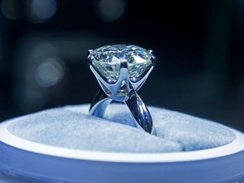 玉以及各种钻石是怎样形成的? 如何分辨钻石,翡翠,宝石,琥珀的真假