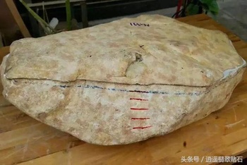3万元买的47公斤翡翠原石,切出一箩筐的淡春带飘花的翡翠手镯!