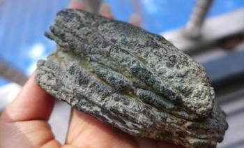 翡翠原石的皮壳现象是什么?有朋友去买过翡翠原石吗? 什么是翡翠原石的老橡皮皮壳