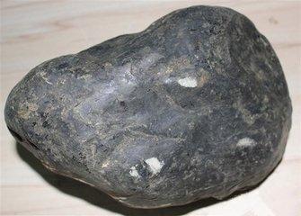 如何看翡翠原石的皮壳  翡翠原石怎么去皮