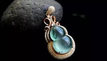 翡翠是什么材质 它属于宝石级的硬玉 古典灵韵吉祥富贵 翡翠属于宝石的一种吗?