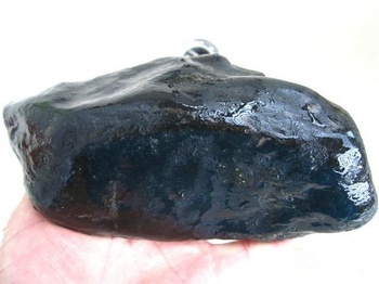 翡翠交流：老行家喜欢的黑乌沙翡翠原石,如何识别呢,一起看看吧
