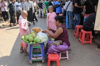 缅甸翡翠价值不菲,缅甸最大的玉石市场却像菜市场一样拥挤简陋