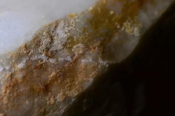 12个微距镜头下的翡翠原石皮壳,看看你能认出来几种来?