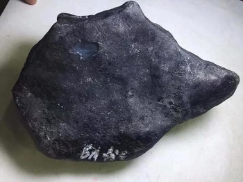 3.4公斤的莫湾基黑辣皮翡翠原石,一刀切出冰种淡春,200万到手!