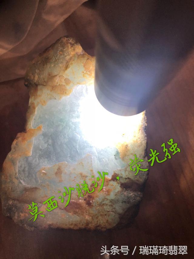百万千万级翡翠原石也是这样打灯去判断的,翡翠原石的光感了解吗