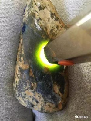 怎么正确的辨别翡翠原石的皮壳  如何剥开翡翠原石表皮才能比较容易和准确的看出原石的好坏呢?