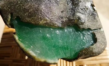 翡翠赌石知识技巧,用科学方法教你如何通过皮壳发现极品种水色!