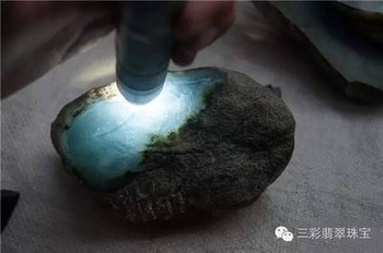 浅谈翡翠毛料中皮壳有哪些种类 如何辨别 翡翠原石的鉴别 解析如何科学鉴定真假翡翠原石的基本方法