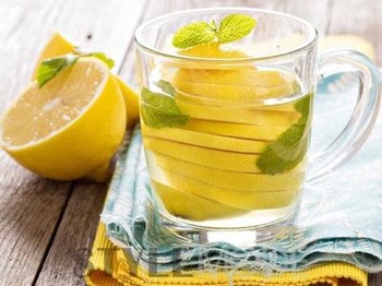 柠檬水是什么颜色 翡翠的绿是什么颜色?
