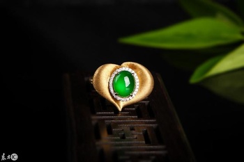 臻品鉴赏-难得见的帝王绿顶级翡翠戒指