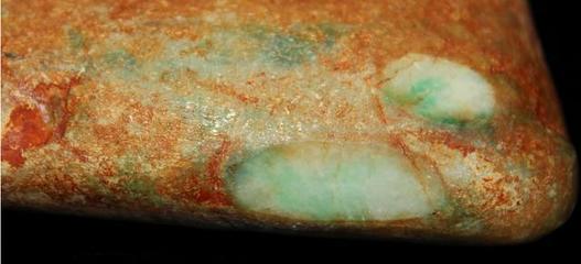怎么正确的辨别翡翠原石的皮壳  如何通过翡翠原石的外貌特征粗略判断