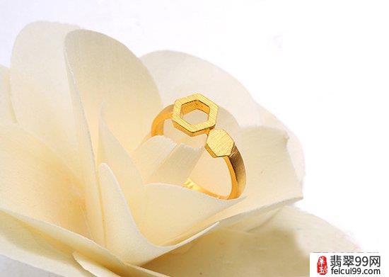 翡翠送黄金戒指给父亲 这是一款造型新颖时尚的黄金戒指