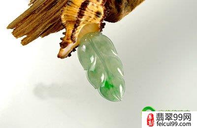 翡翠翡翠挂件满绿 由于翡翠玉产在紧邻中国的缅甸