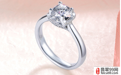 翡翠戒指的含义是什么意思 另外情侣也希望将戒指戴在中指上哦