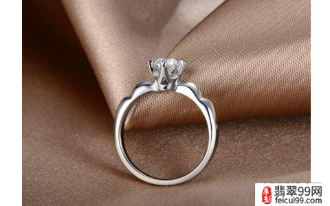 翡翠戒指戴法男的含义图解 钻石小鸟的戒指材质款式和价格都有多种可供选择